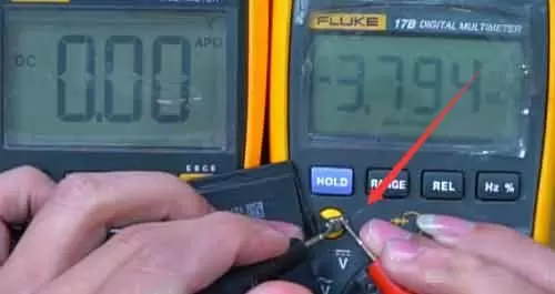 Cách sử dụng đồng hồ vạn năng để kiểm tra điện áp pin điện thoại di động Kết nối đầu dò với cực pin - Cách sử dụng đồng hồ vạn năng để kiểm tra điện áp pin điện thoại di động