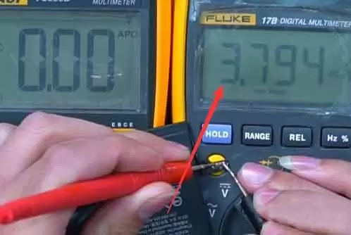 Cách sử dụng đồng hồ vạn năng để kiểm tra điện áp pin điện thoại di động Vị trí đặt đầu dò chính xác - Cách sử dụng đồng hồ vạn năng để kiểm tra điện áp pin điện thoại di động