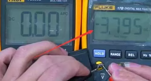 Cách sử dụng đồng hồ vạn năng để kiểm tra điện áp pin điện thoại di động Quan sát chỉ số điện áp âm - Cách sử dụng đồng hồ vạn năng để kiểm tra điện áp pin điện thoại di động